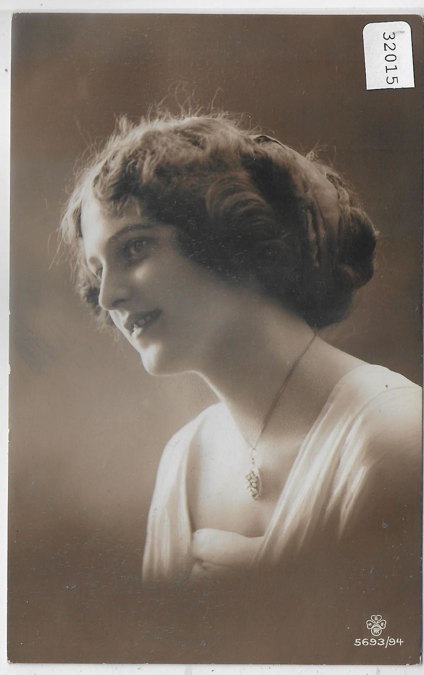 Cartoline postali: Frauen-Portrait – Usato da Ettingen venduto da Kartenplanet