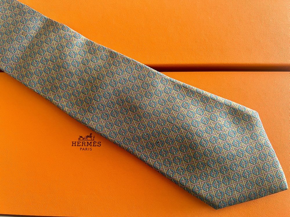 Cravate Hermès Paris En Soie Violette - Occasion, Peu Portée, Longueur Classique