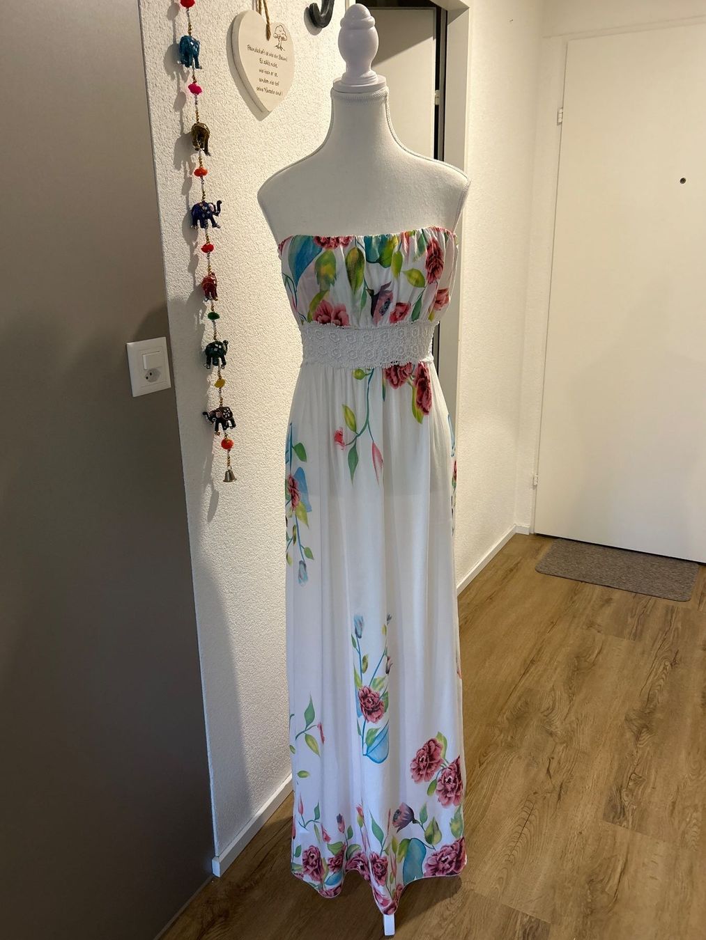 Kleider: Maxikleid weiss mit Blumenmuster Schulterfrei Einheisgrösse – Gebraucht aus Brunnen von Nala2929 3