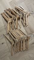 Lot de 23 cintres IKEA en bois 