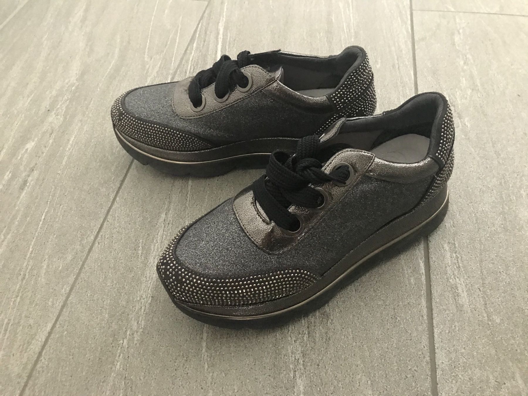 Scarpe da donna: Turnschuhe – Usato da Unteriberg venduto da fae_2gz2