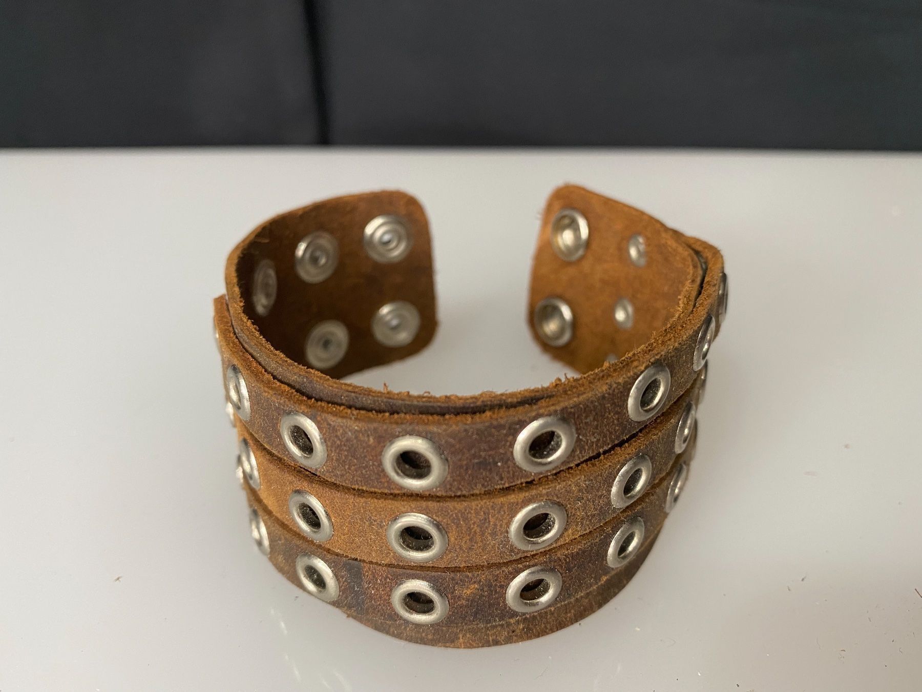 Apple Bracciali & Braccialetti: Echt Leder ARMBand B 4cm mit Nieten Schwarz Oder Braun – Nuovo (secondo la descrizione) da Zürich venduto da stock4you 1