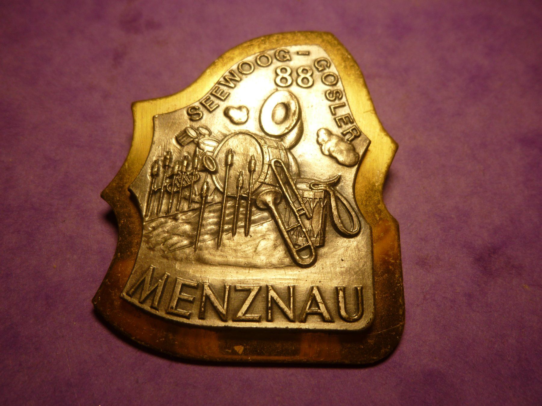 Placchette & Badge: MENZNAU 1988 GOLD – Usato da Ried (Muotathal) venduto da Mandarin02