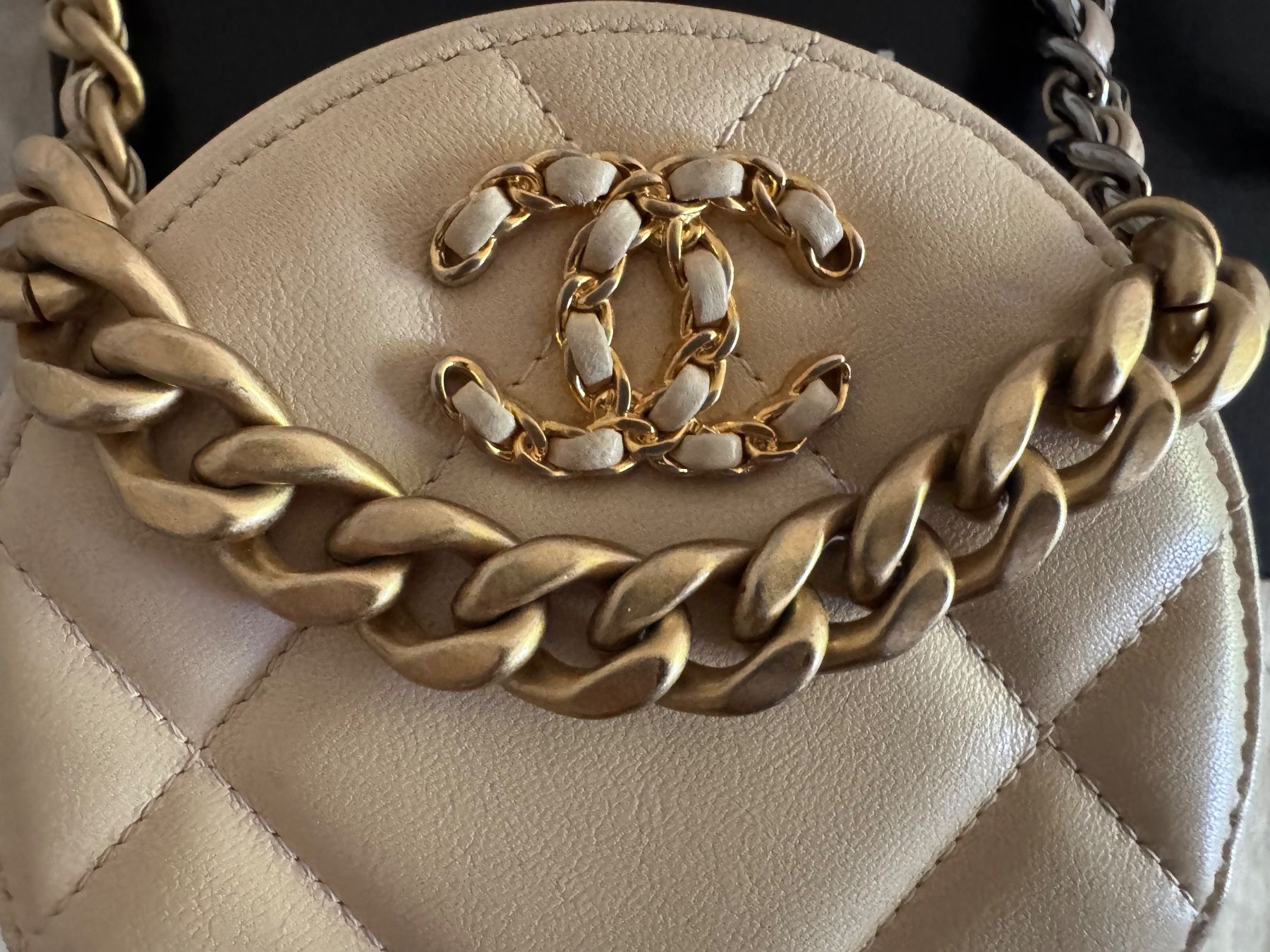 Chanel Borse da donna: Chanel 19 runde Clutch Lammleder Beige – Usato da Zürich venduto da juliazh 2