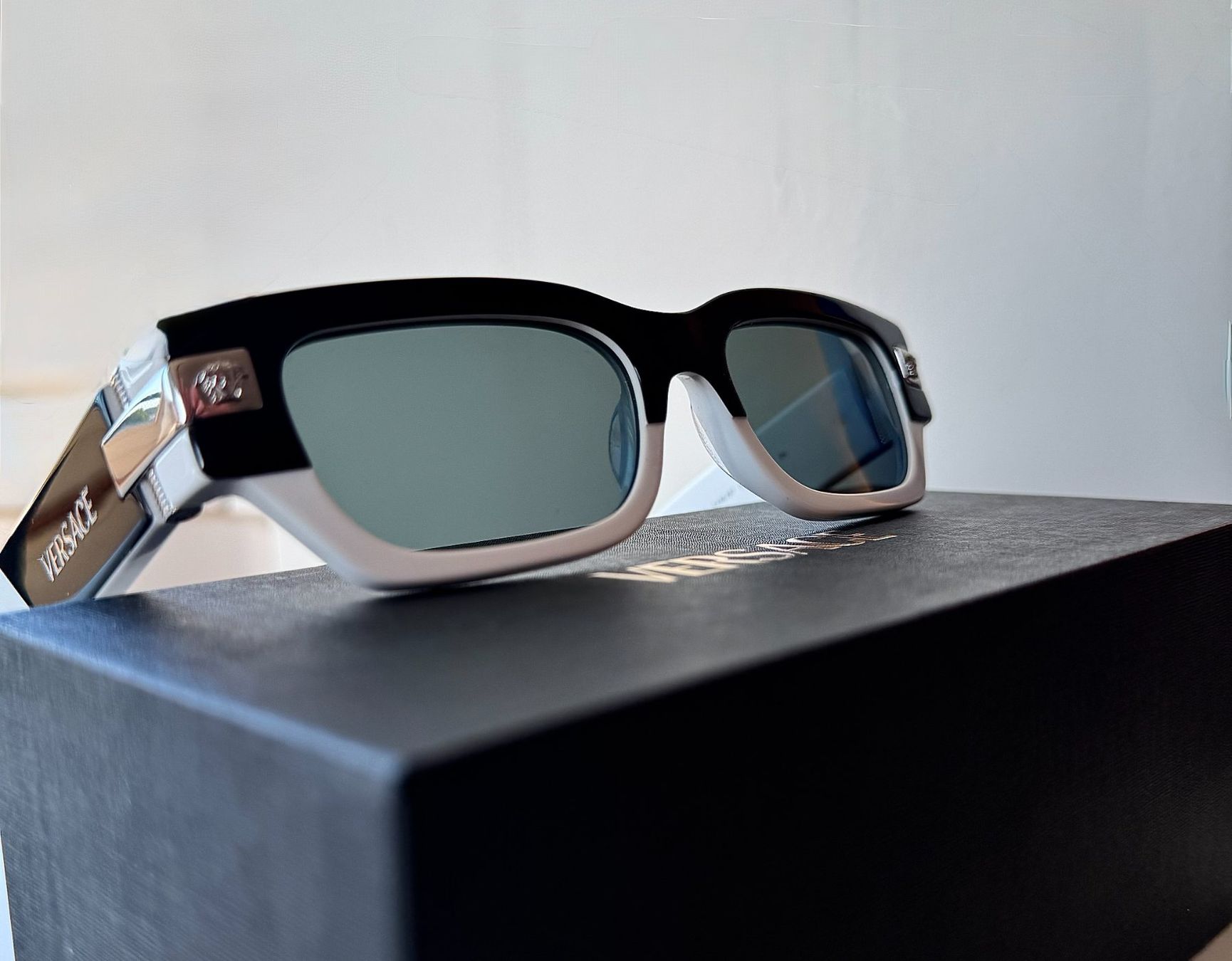 Versace Brillen & Gläser: Versace Sonnenbrille schwarz/weiss + Originalbox – Neu und originalverpackt aus Zürich von carmen_kandey_Insta 2