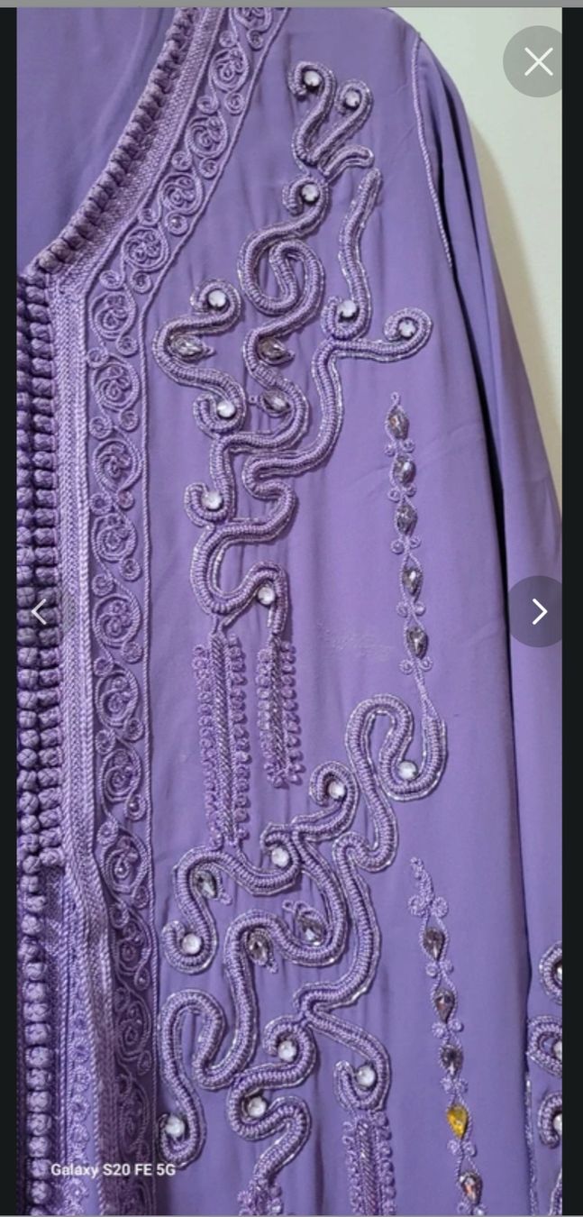 Vestiti: Caftan violet brodé, taille M/L, comme neuf  – Nuovo (secondo la descrizione) da La Chaux-de-Fonds venduto da Luxary.25cachmirepro 2
