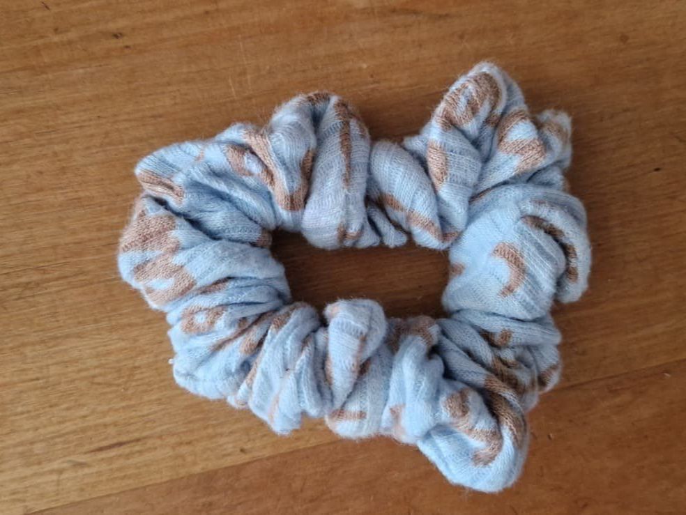 Haarschmuck: Scrunchie hellblau mit Muster - Haargummi – Gebraucht aus Frauenfeld von jgh_gx6v