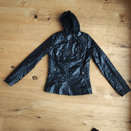 stylische schwarze Kunst-Lederjacke mit Kapuze Gr. S