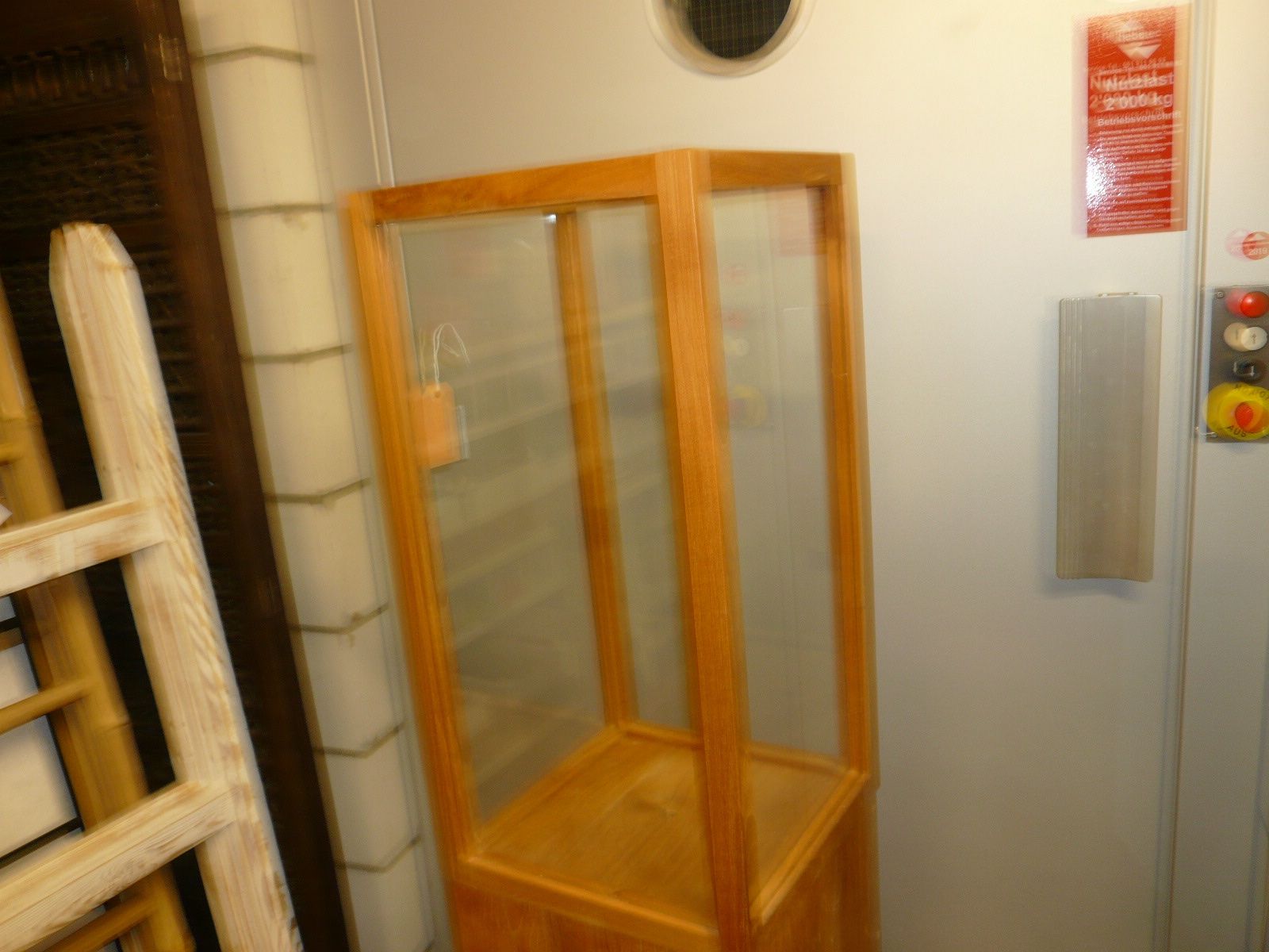 Vitrinen: Vitrine Säule – Gebraucht aus Safnern von Hwinner 2