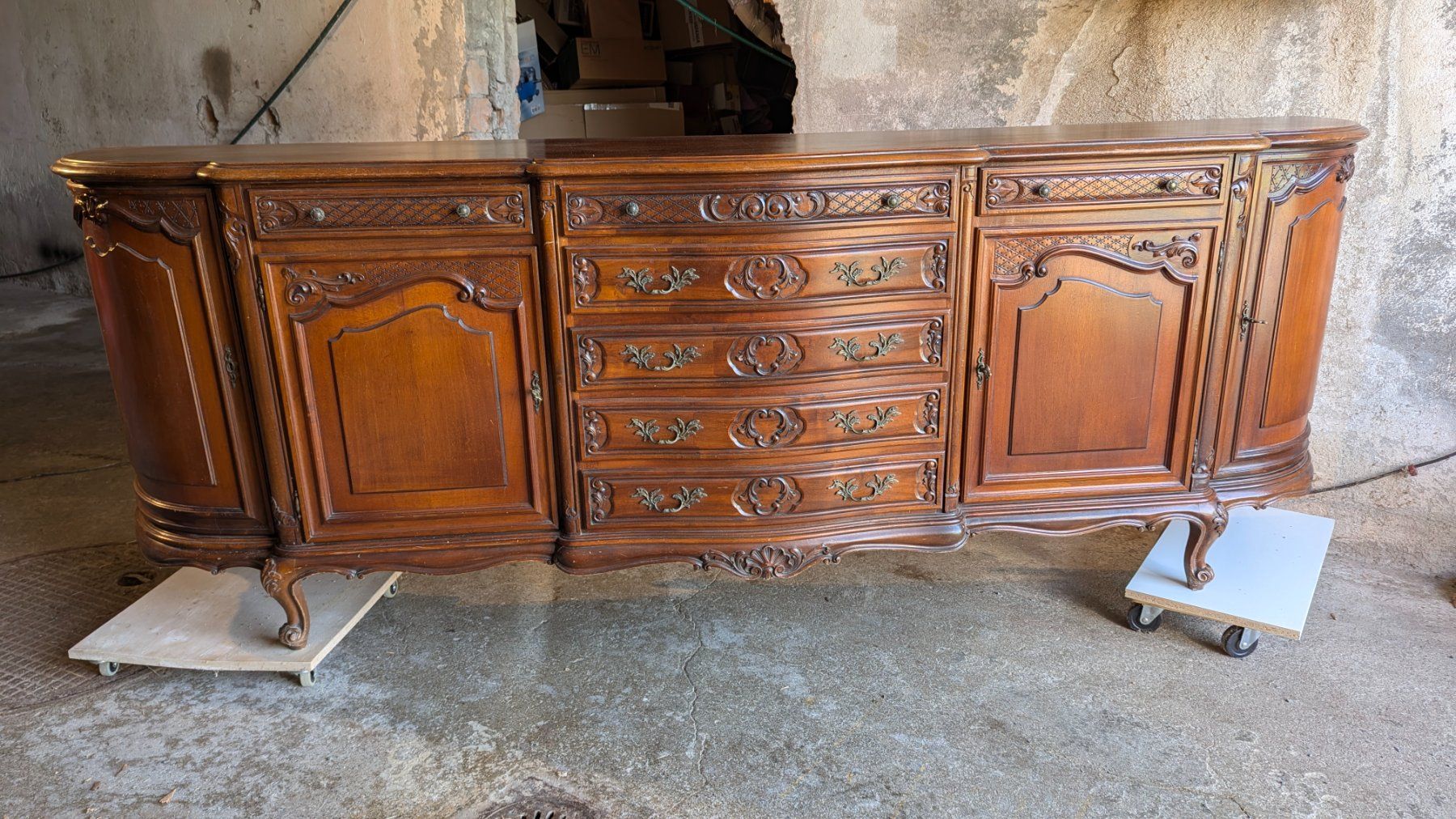 Büffets: Antikes Buffet/Sideboard aus Massivholz – Gebraucht aus Meggen von Larimar_Studio 9