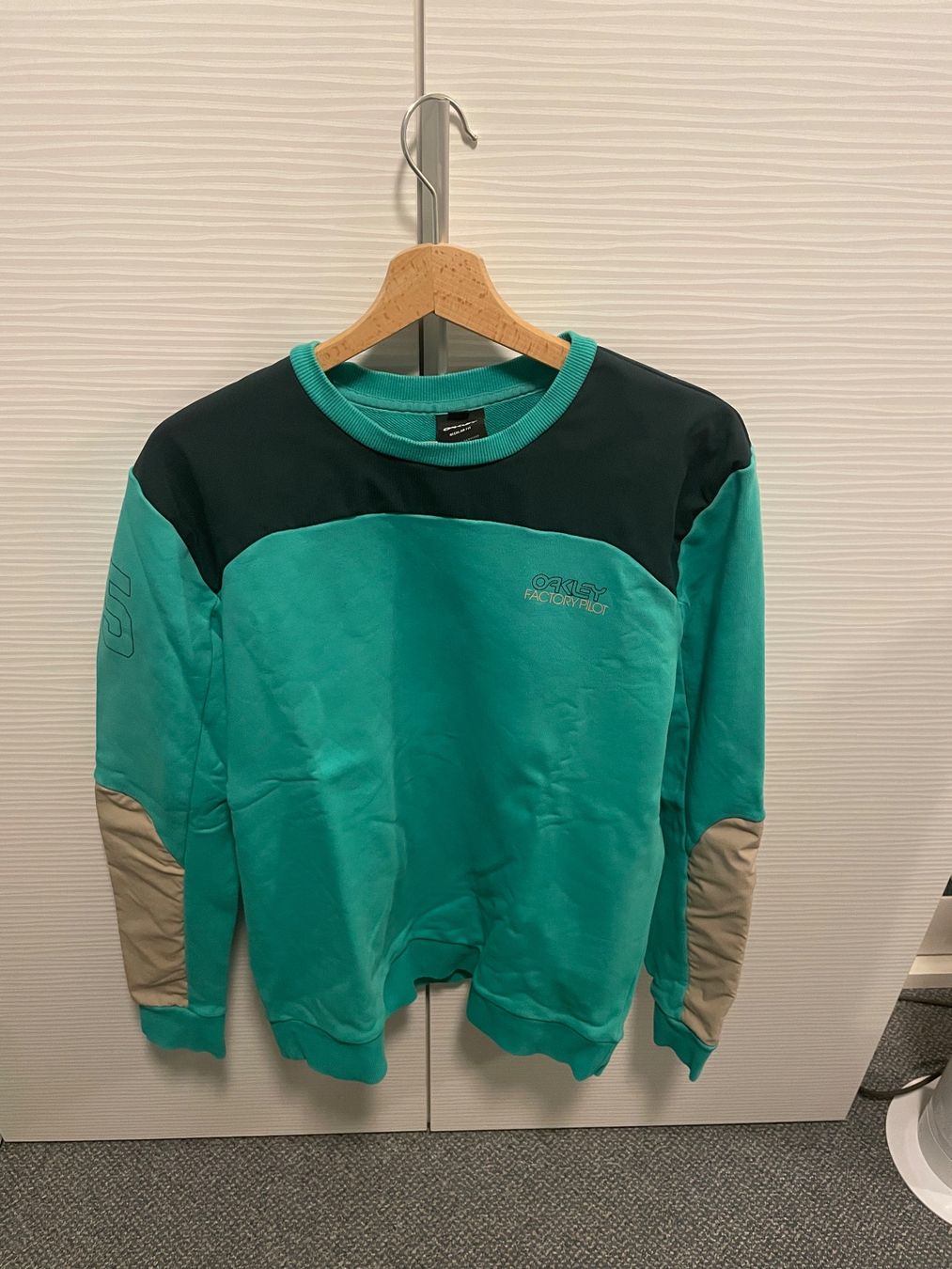 Oakley Pulls & Sweat-shirts: Oakley Pullover – D'occasion à Ormalingen par ced.fiech