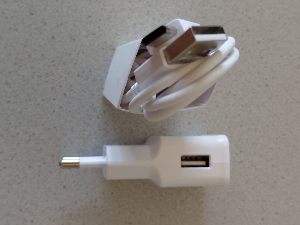 Samsung Ladegeräte: Samsung Ladegerät mit Kabel  neu – Neu und originalverpackt aus Winistorf von acreativ4
