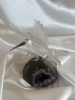 Bergkristall Vogel Kolibri auf Amethyst