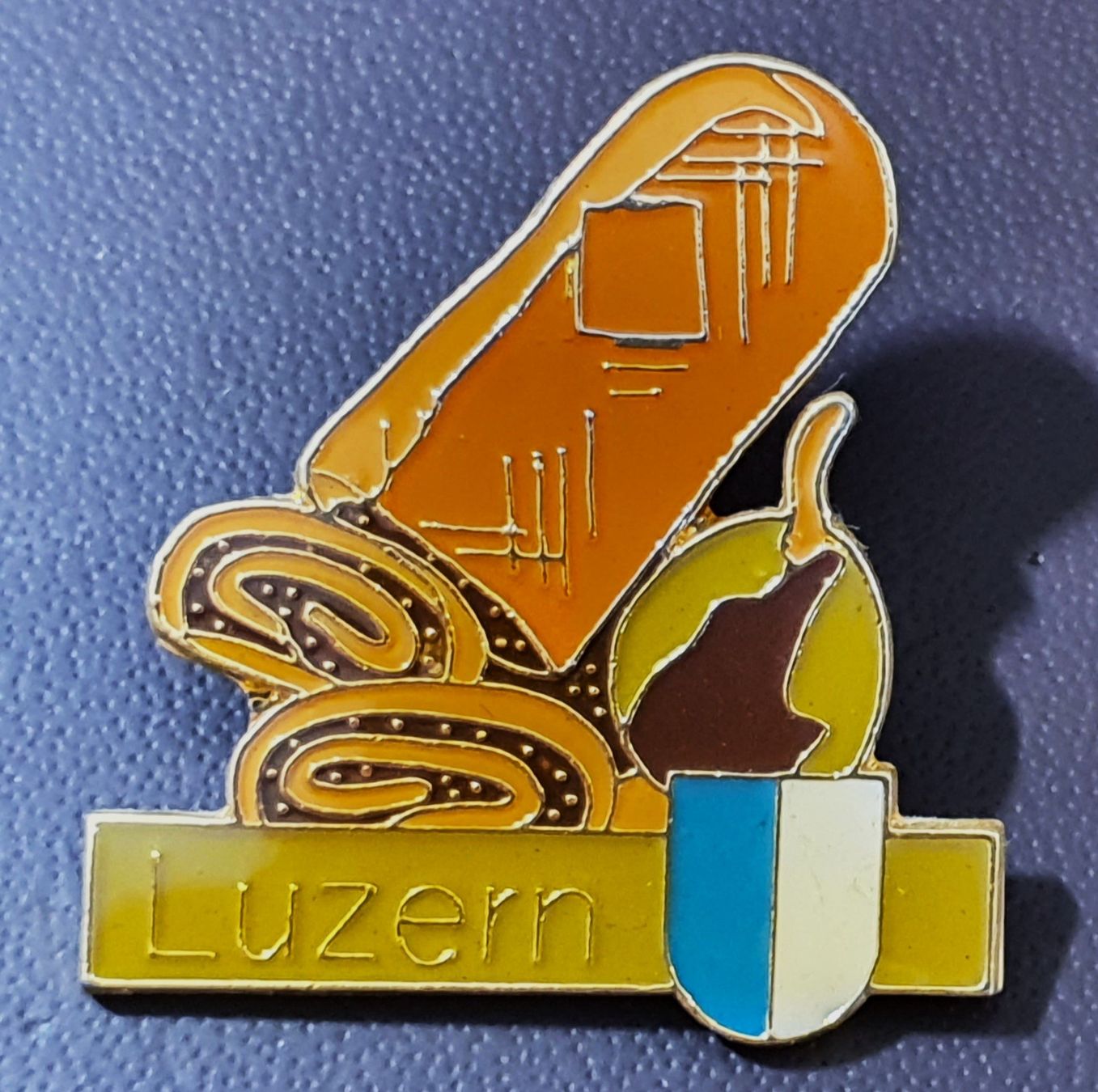 Placchette & Badge: R468 - Pin Birewegge Luzern – Usato da Reinach BL venduto da Boston-Verkauf
