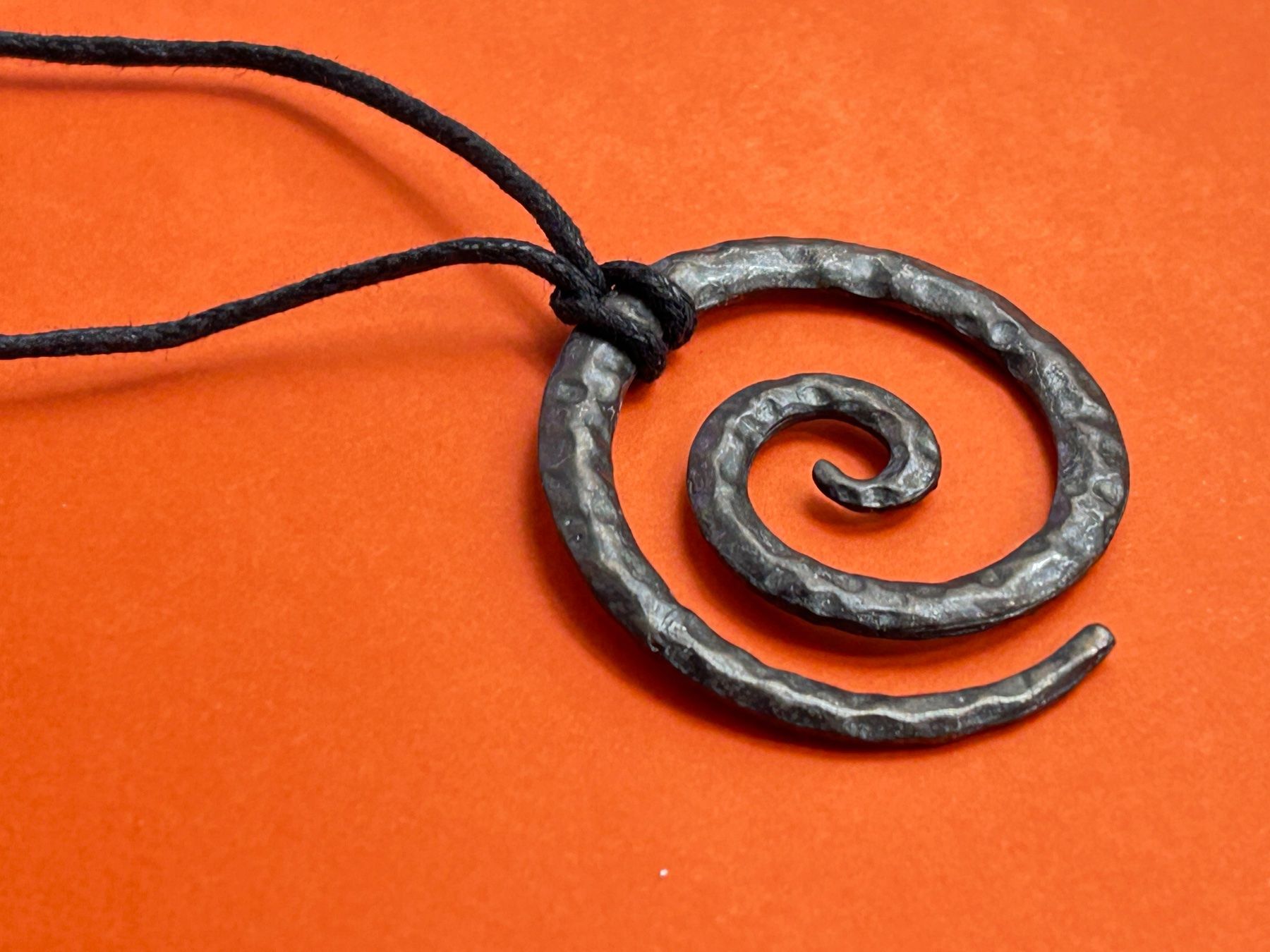 Anhänger: Halskette Spirale Anhänger mit Lederband – Gebraucht aus Dittingen von Bijoubelle