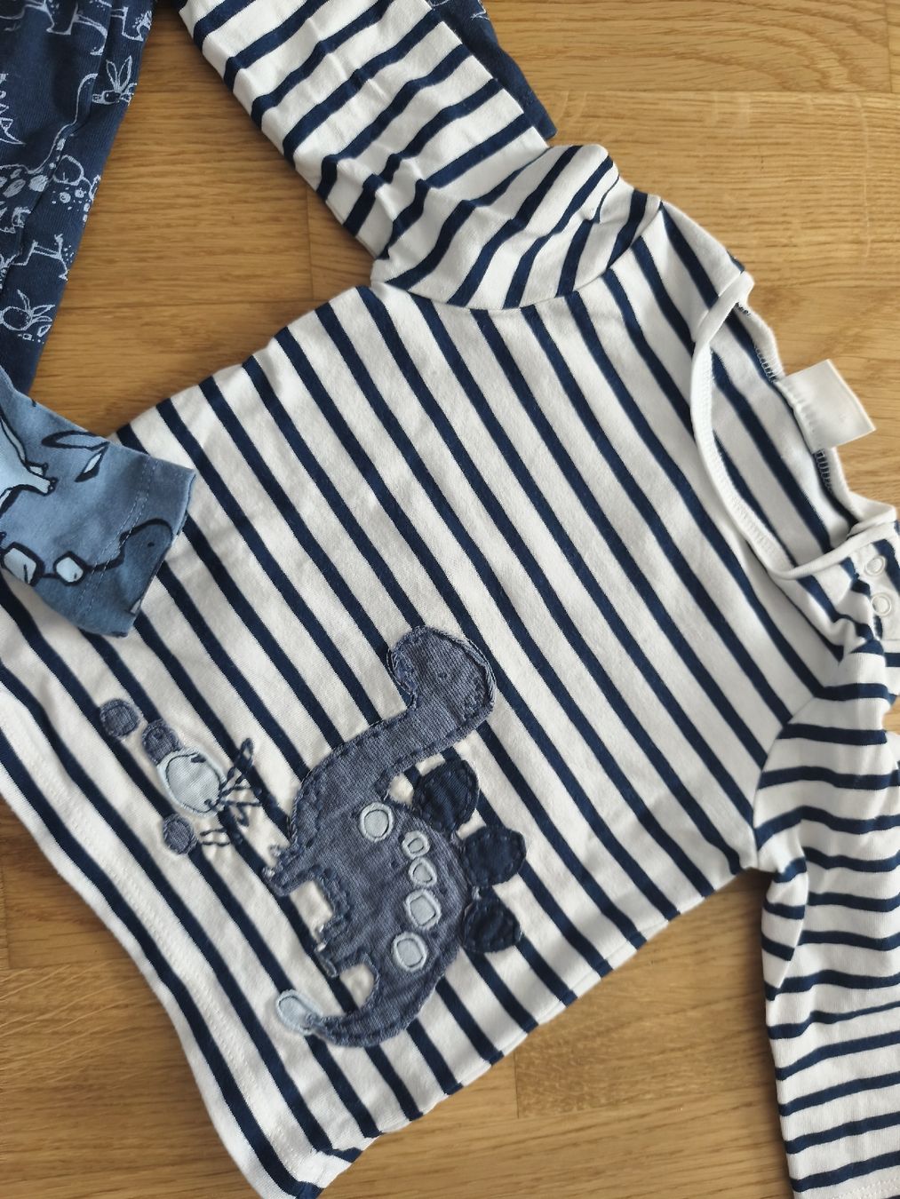 Lotti & Set di vestiti: 3 Langarmshirts, Gr. 62 Dinosaurier – Usato da Näfels venduto da ChocolateMuffin 3