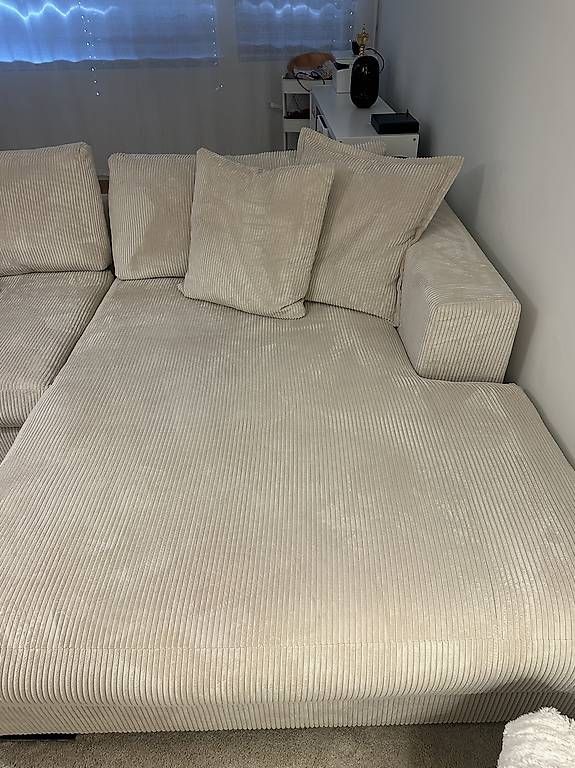 Conforama Divani: Canapé d'angle velours beige – Usato da Genève venduto da anj_9y2p 3