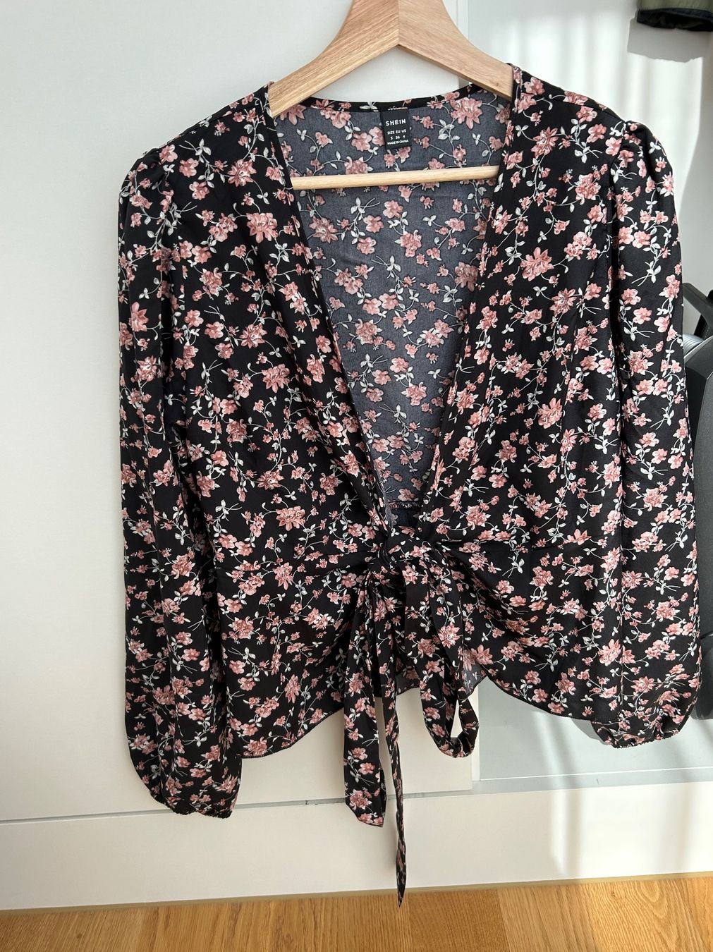 Shein Camicette: Shein Wickelbluse Blumenmuster schwarz Gr. 36/ S – Usato da Altenrhein venduto da _6sbw