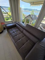 Elegantes Leder-Sofa, ideal für gemütliche Sommerabende 🛋️