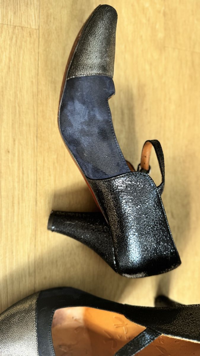 Chie Mihara Chaussures femmes: Chi Mihara Riemchen-Pumps, Grösse 37.5 – D'occasion à St. Niklausen LU par Ispaar 2