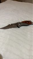 Scharfes Taschenmesser mit Holzgrif.