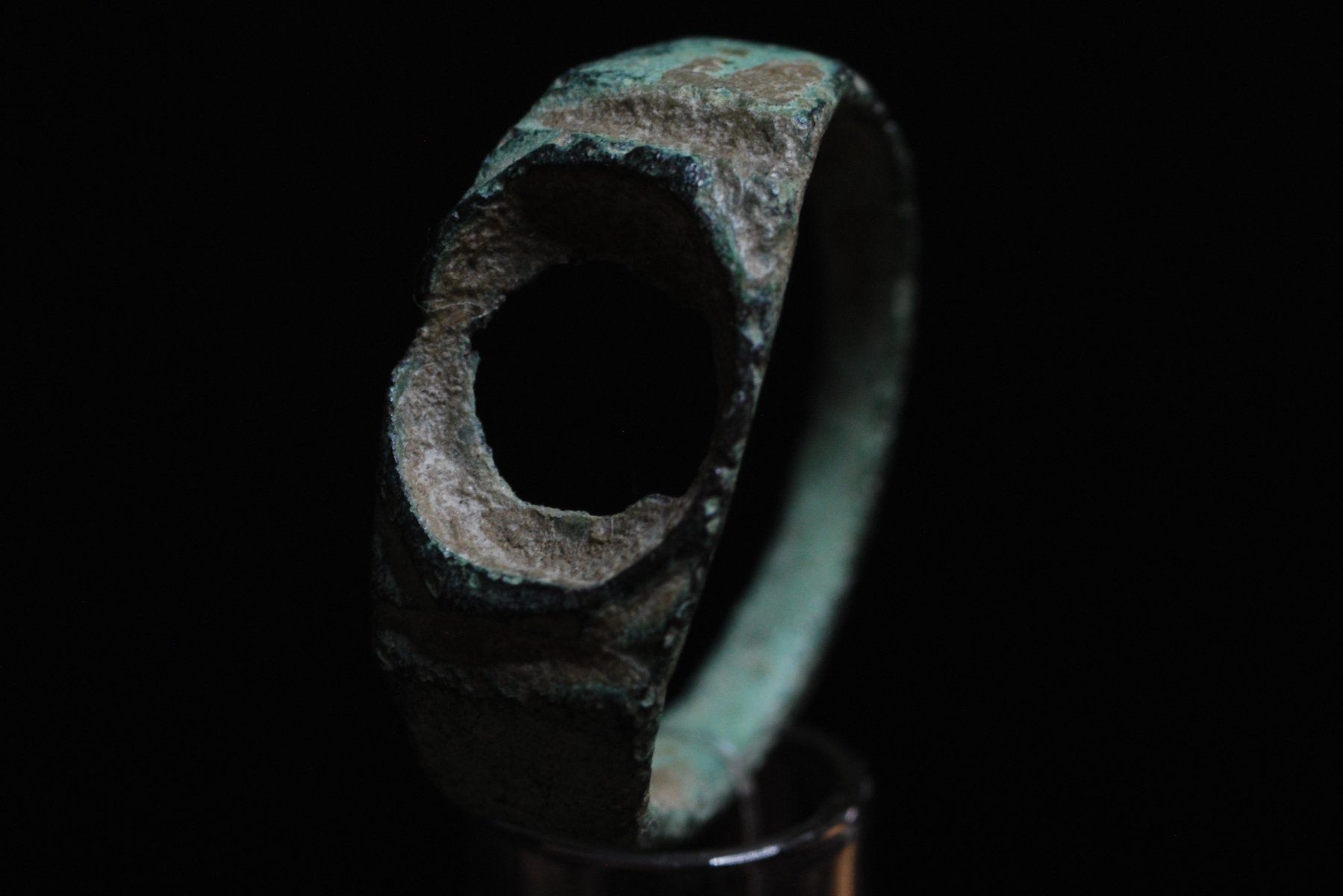 Anelli: Antiker römischer Bronze-Fingerring mit Steinfassung – Usato da Winterthur venduto da MountOlympus 6