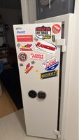 Tresor weiss mit diversen Stickern