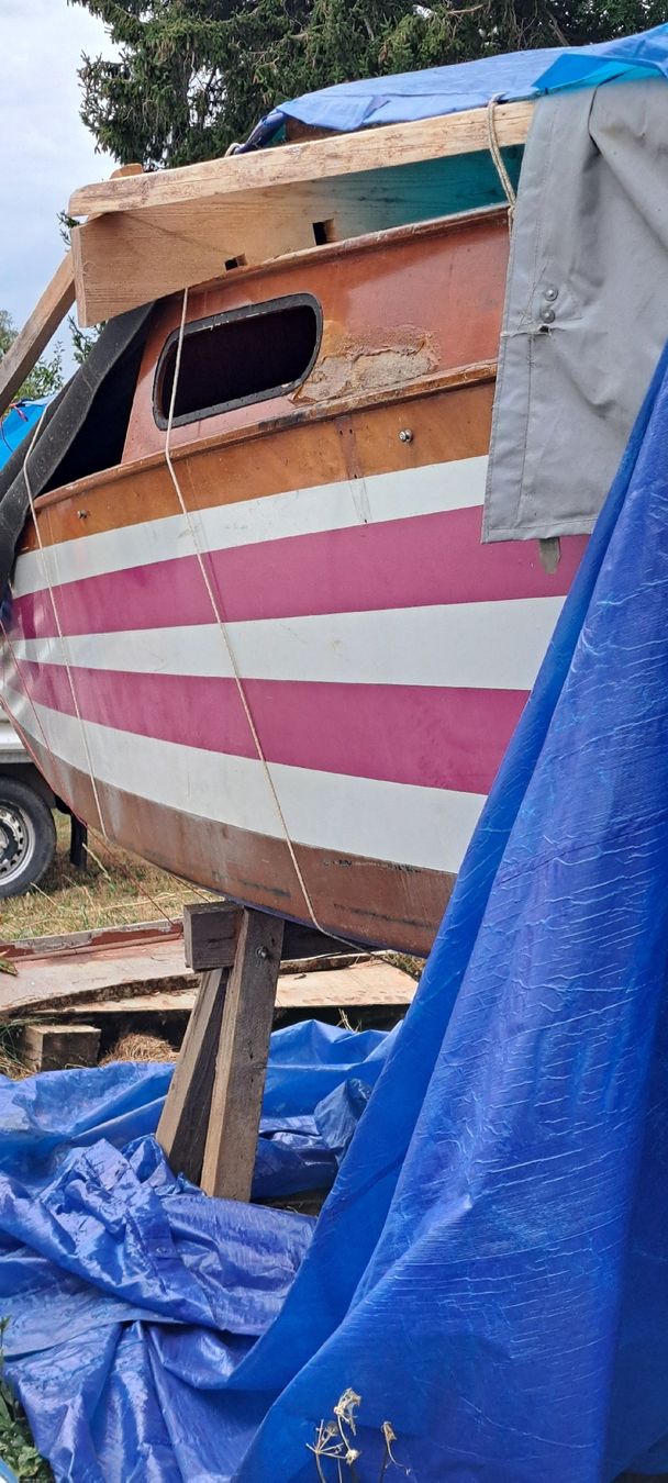 Amiguet Boote: Coque de Corsaire saine, a restaurer  – Defekt aus Corseaux von Edroz