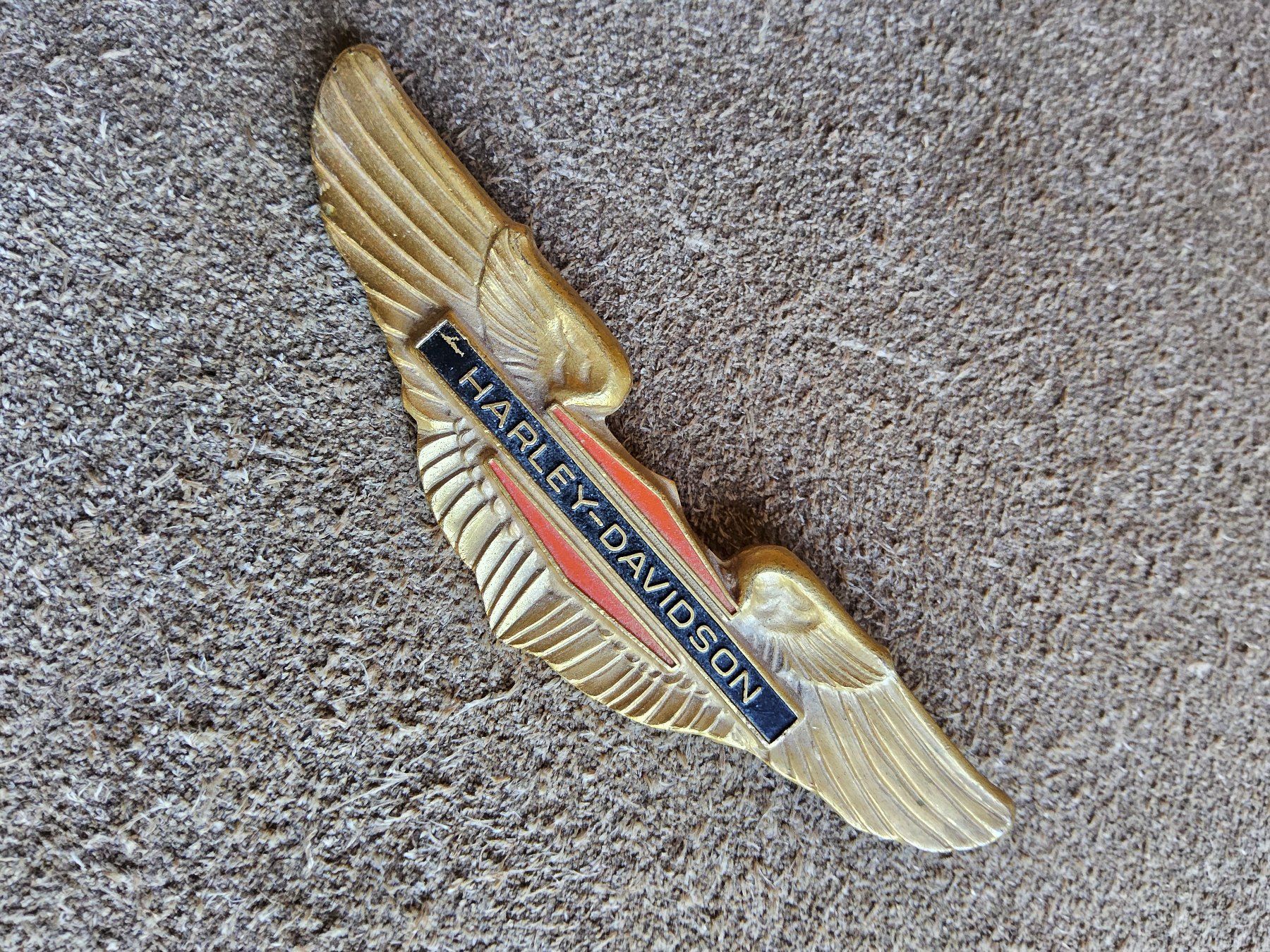 Harley-Davidson Spille & Fermagli: Vintage Harley Davidson Gold Wing Bar & Shield Pin Brosche – Usato da Zürich venduto da SciTec 4
