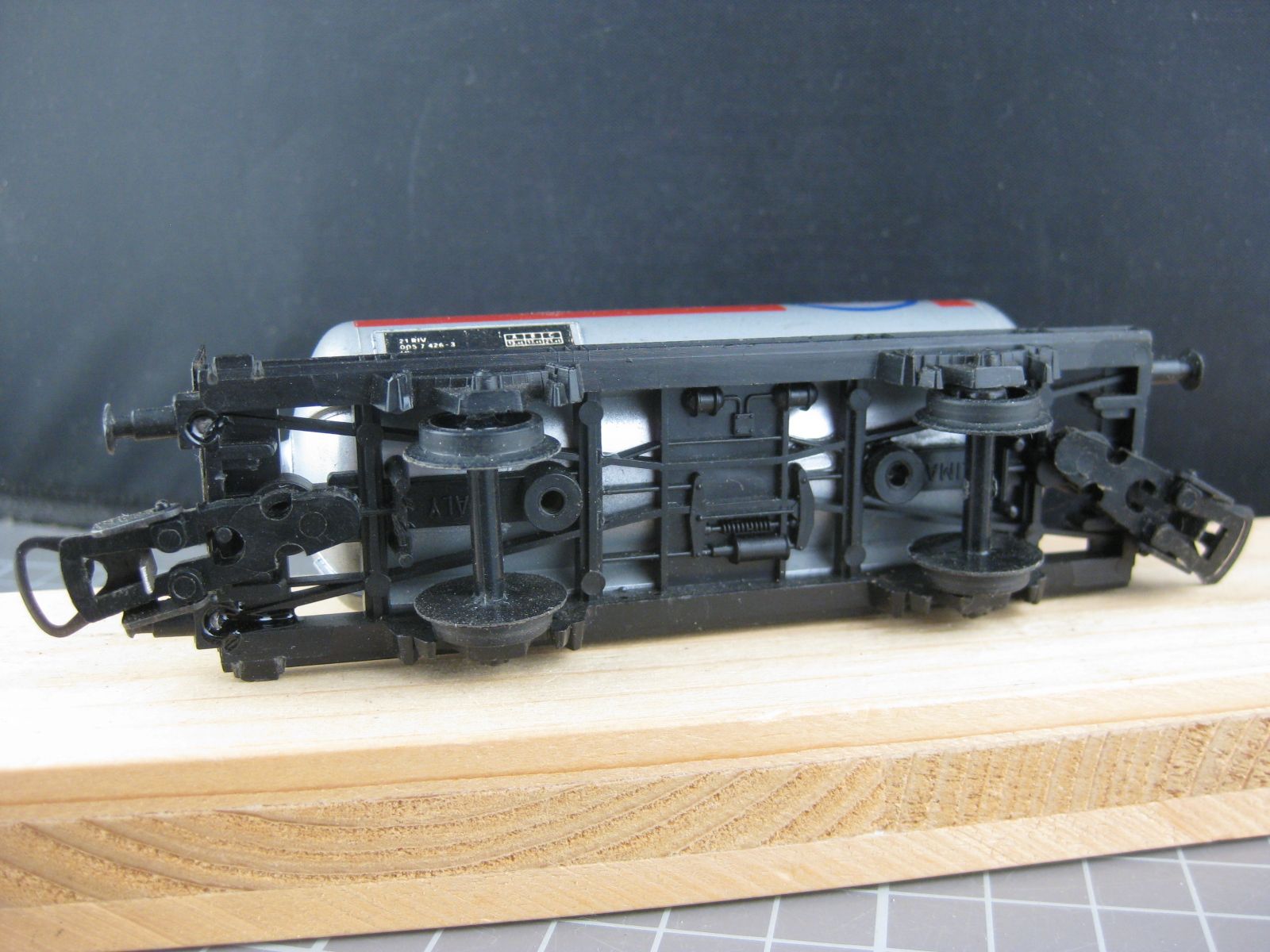 Lima Modelleisenbahnen: Lima Esso Kesselwagen – Gebraucht aus Malters von Marosko 3