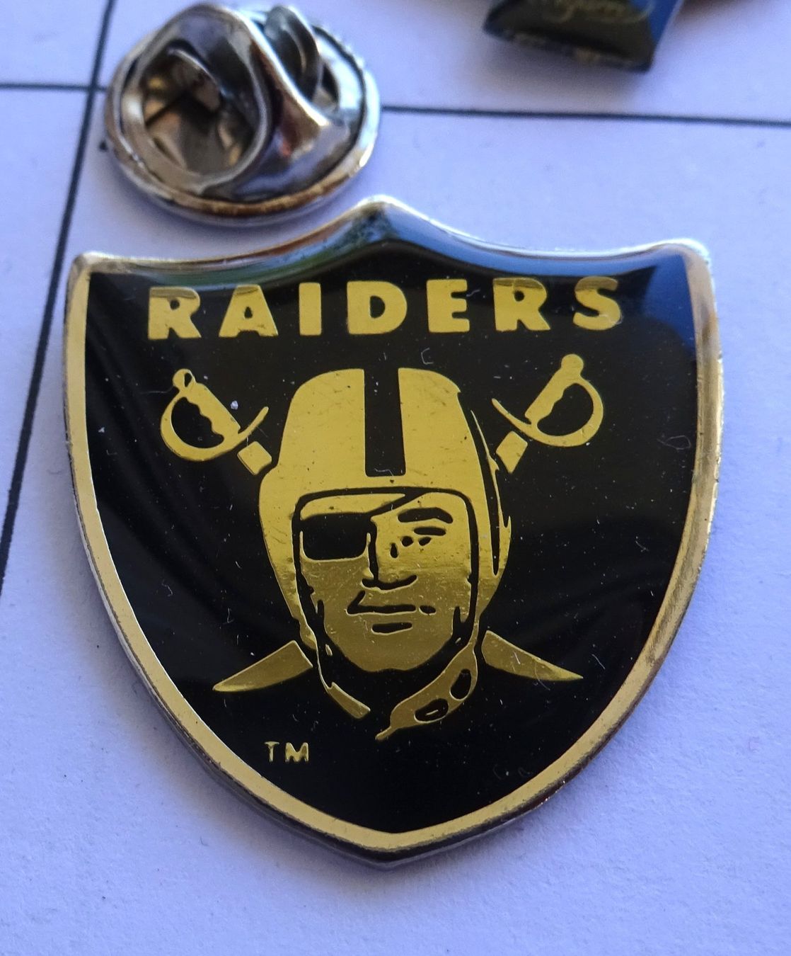Plaketten & Abzeichen: Pin RAIDERS Schwerter  Kopfbinde – Gebraucht aus Utzenstorf von BUtter81