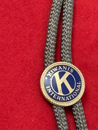 Kiwanis International Bolo Tie, Krawattennadel