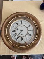 Pendule murale ronde en bois  - mécanique  - bon état