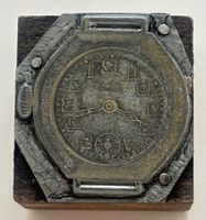 Cliché typographique d'une montre - Support en bois