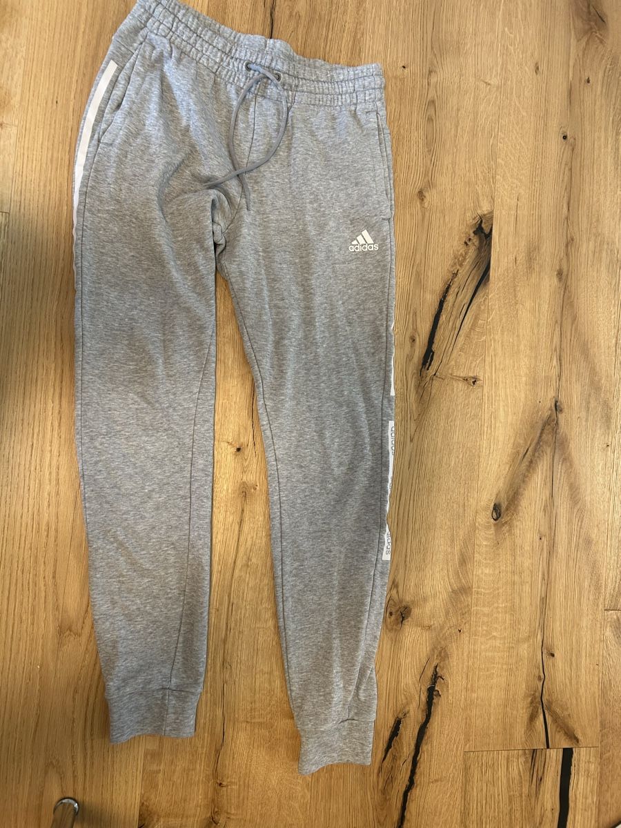 Adidas Pantaloni: Adidas Hose grau – Usato da Steffisburg venduto da jea_j2vh