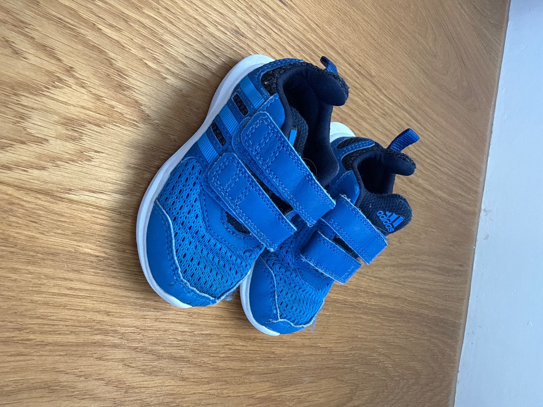 Adidas Scarpe per ragazzi: Adidas Turnschuhe blau, Grösse 21 – Usato da Münchenbuchsee venduto da sterbsli