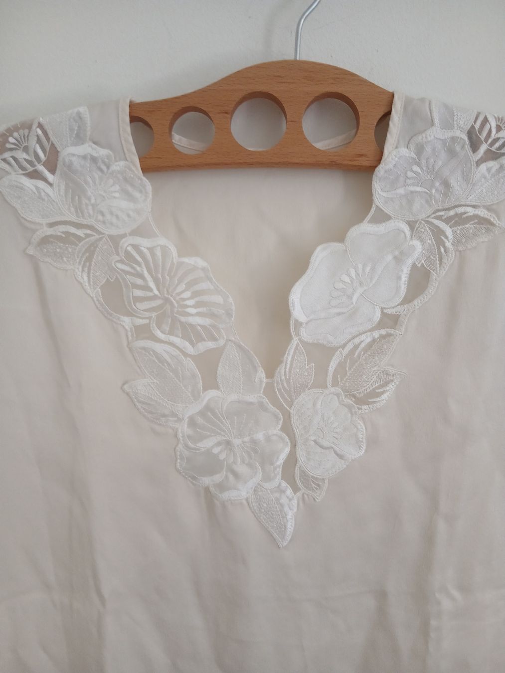 Camicette: Habella Silk Cream Shirt Size  – Nuovo (secondo la descrizione) da Wil SG venduto da tre_g2l7 1