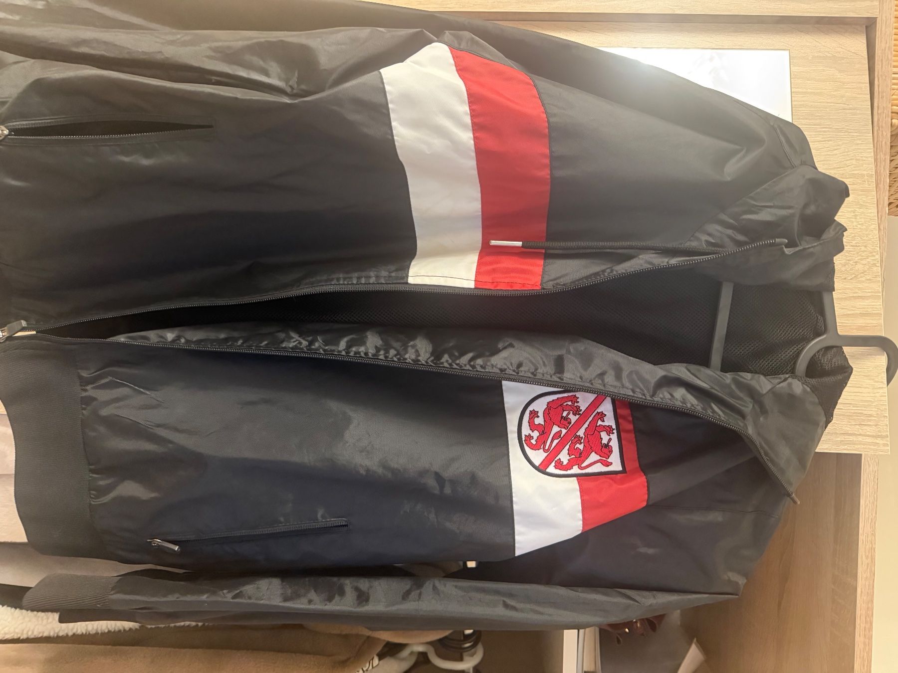 Jacken: FC Winterthur Windbreaker – Neu (gemäss Beschreibung) aus Zell ZH von beb_d9gc 1