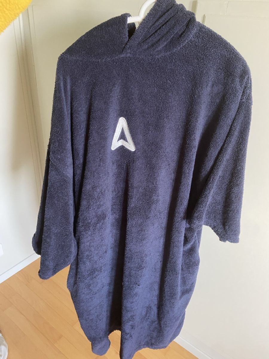 Accappatoi: Poncho Compass M/L warm – Usato da Oberuzwil venduto da Blickwerk 1