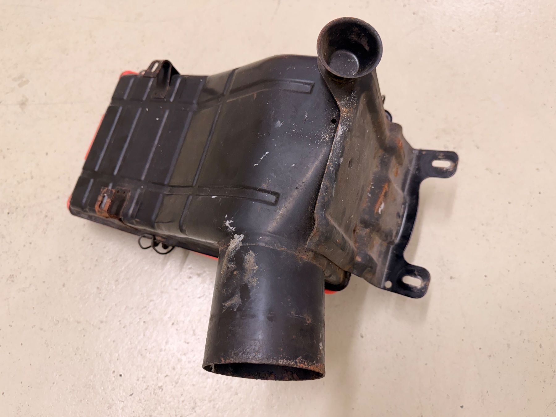 BMW Tutti pezzi di ricambio auto: BMW E28 Luftfilterkasten 2.8/3.5 Motor – Usato da Rüschlikon venduto da am6000 1