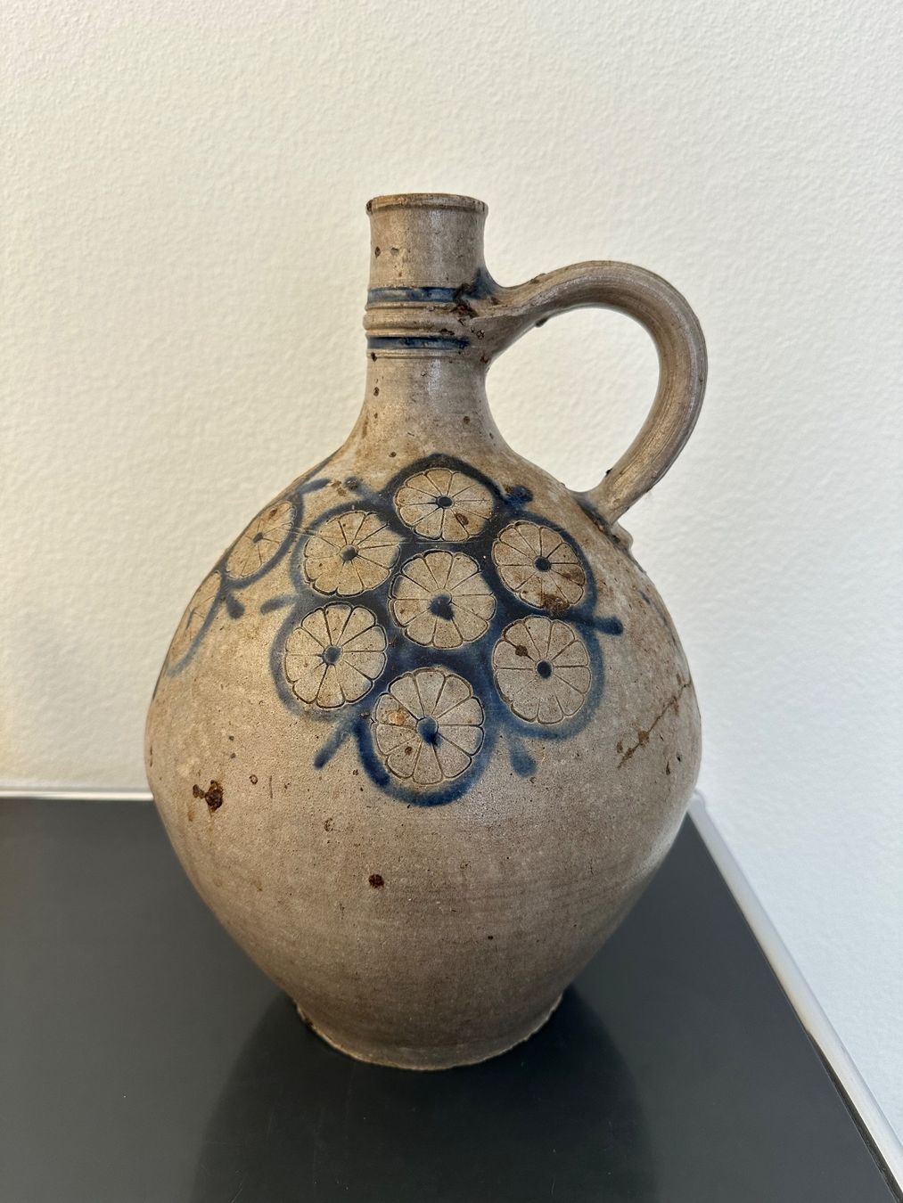 Caraffe: Antike Kugelkanne aus Steinzeug (Westerwald oder Betschdorf) – Usato da Basel venduto da Pulcinella34