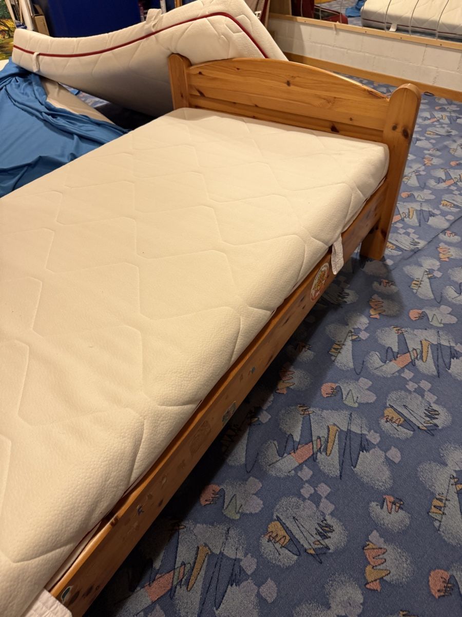 Letti: Holzbett 90cm x 200cm mit Matratze – Usato da Bern venduto da Wil.Wayne 2