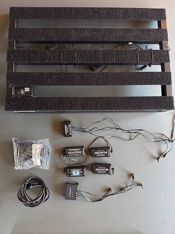 Strumenti musicali: Pedaltrain Classic 3 + gigrig generator + patch cable & more – Usato da Kappel am Albis venduto da simbiosi