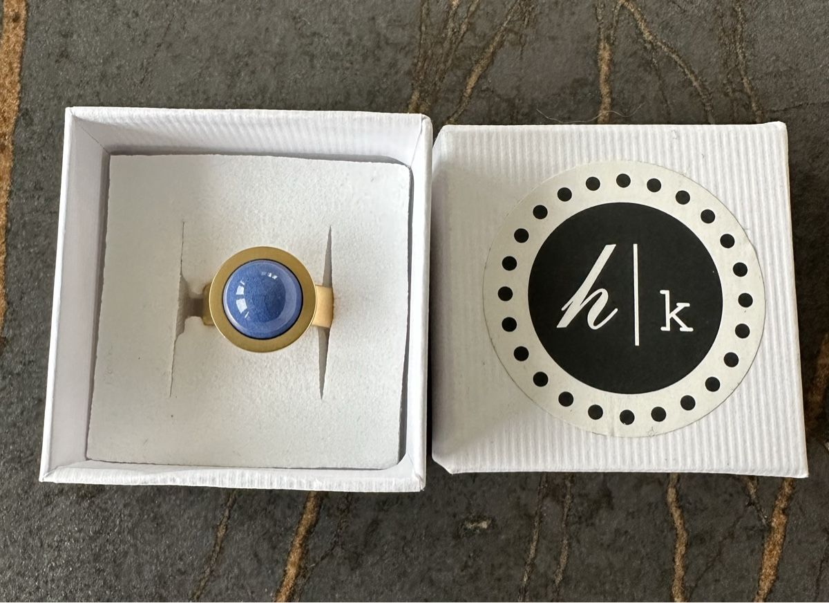 Anelli: hk Ring, goldfarben mit blauem Keramik Stein, Gr. 52 – Nuovo e nell'imballaggio originale da Goldach venduto da Schnuppi