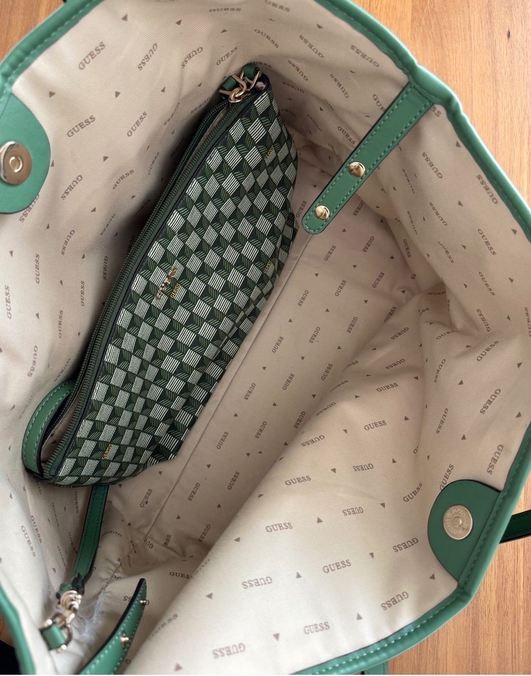 Guess Sacs femmes: Guess Shopper grün – D'occasion à Zürich par lea_s_97 3