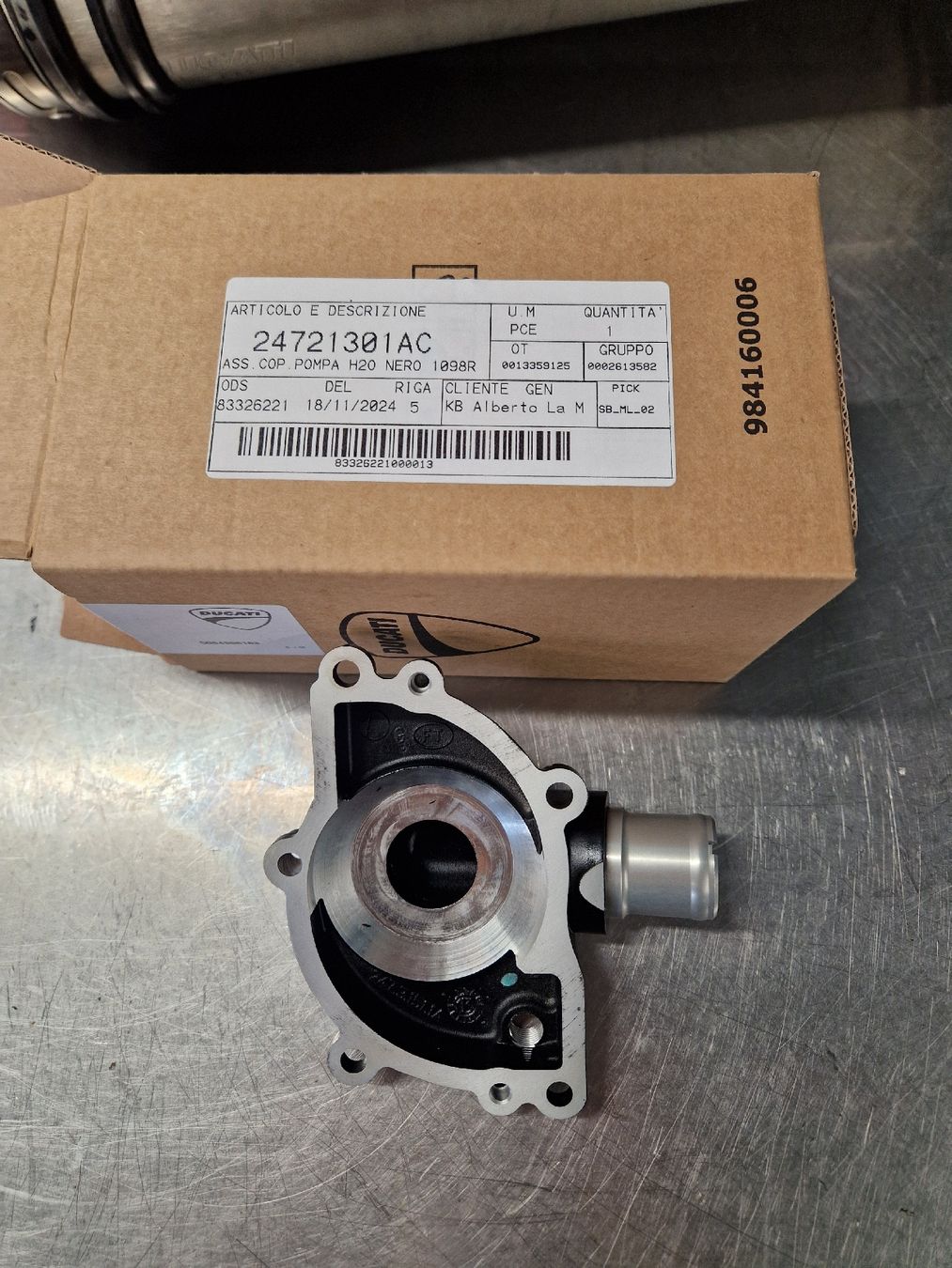 Ducati Tutti i ricambio per moto: Ducati 1198 Wasserpumpendeckel NEU – Nuovo e nell'imballaggio originale da Zofingen venduto da Alberto_La_Mattina 1