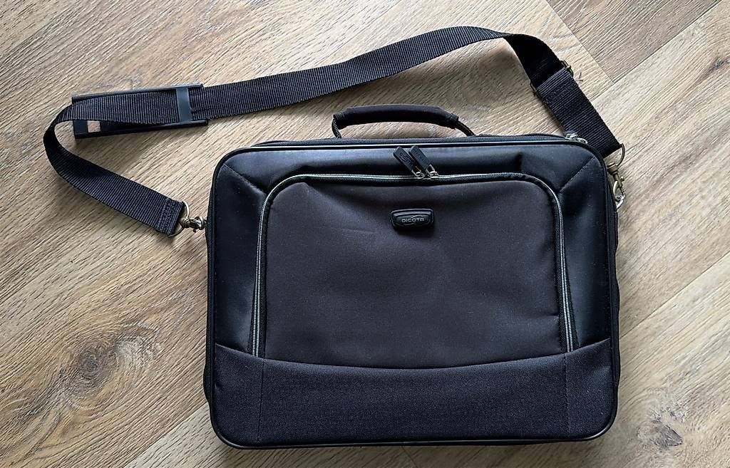 Valigie & Borse: Laptoptasche / Notebook Case schwarz – Nuovo (secondo la descrizione) da Hünenberg See venduto da Sandra.12
