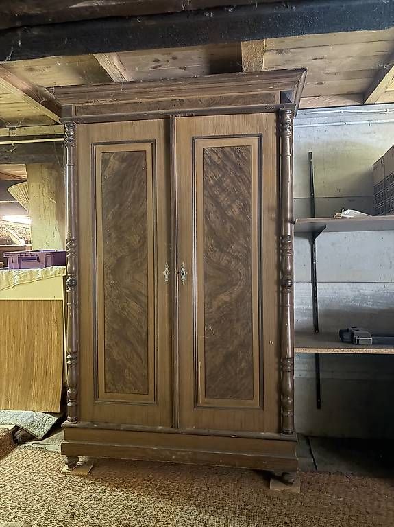 Armoires: Alter Holz Kleiderschrank  – D'occasion à Grossaffoltern par Yannikpfister 1