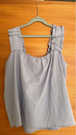 Sommerliches Off-Shoulder Top in Lila, Grösse M, Neuwertig