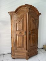 Schrank mit Schnitzereien